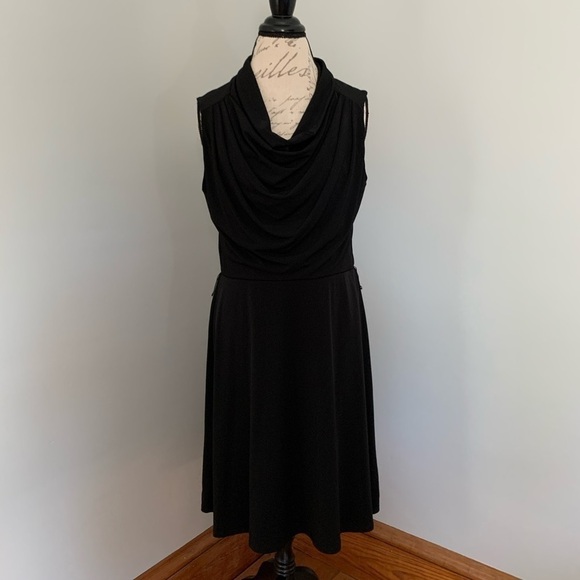 Roulette Black Scoop Neck Sleeveless Dress - Picture 2 of 5
